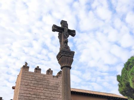 Cruz de término frente al Poble Espanyol.
