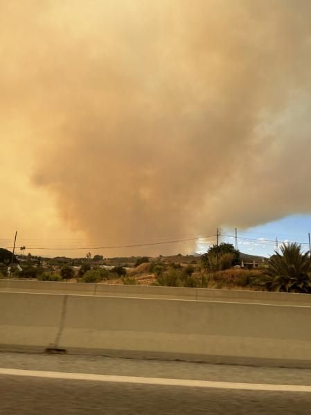 Columna de humo del fuego de Sierra Bermeja.