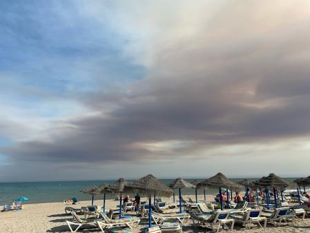 El humo del incendio desde la Playa de La Butibamba.