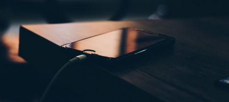 Por la noche, deja el móvil cargando a otro lugar de la casa.