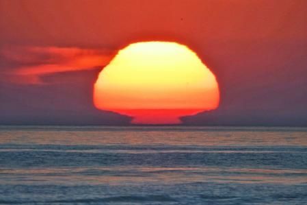 Amanecer naranja y con humo en Fuengirola por el incendio en Sierra Bermeja.