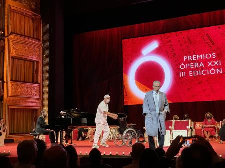 El barítono Carlos Chausson salió en bata a cantar 'Il Burbero di buon cuore' aportando el atrezzo para su interpretación de esta ópera de Martín i Soler