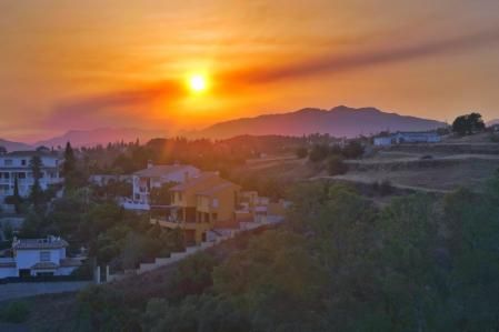 Mijas con cielo humeante por el fuego de Sierra Bermeja.