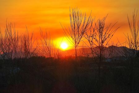 Mijas con cielo humeante por el fuego de Sierra Bermeja.