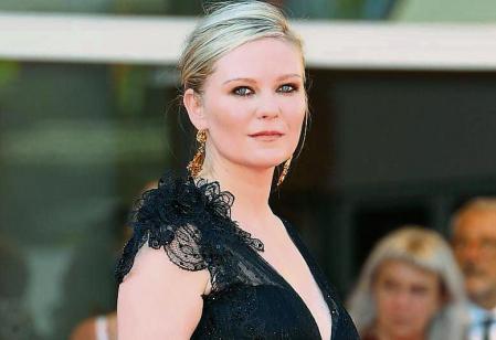 02 September 2021, Italy, Venice: US actress Kirsten Dunst arrives to attend the premiere of 'The Power of the Dog' during the 78th edition of the Venice Film Festival. Photo: Gian Mattia D'alberto/LaPresse via ZUMA Press/dpa Gian Mattia D'alberto/LaPresse v / DPA 02/09/2021 ONLY FOR USE IN SPAIN