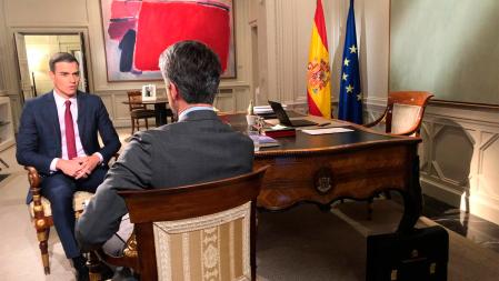 Pedro Sánchez durante una entrevista con Carlos Franganillo, presentador de TVE