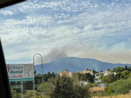Estepona convive con el humo del fuego de Sierra Bermeja.