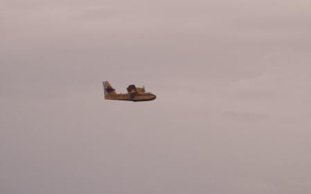 Hidroavión camino del incendio.