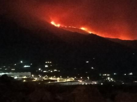 Vista del incendio de Estepona desde lo alto de la ciudad.