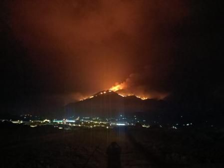 Vista del incendio de Estepona desde lo alto de la ciudad.