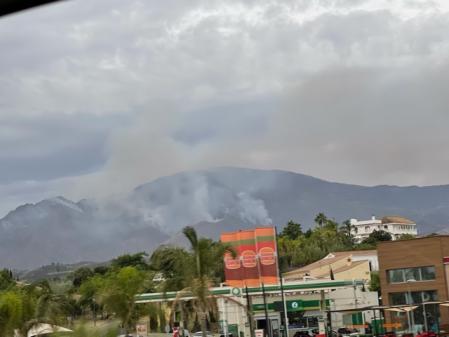 Vista del fuego desde Estepona.