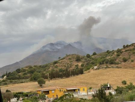 Vista del fuego desde Estepona.
