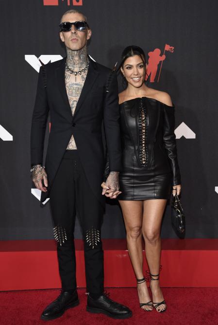 Travis Barker y Kourtney Kardashian en la alfombra roja de los premios MTV VMAs