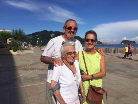 Karlos, con su hermana Loinaz y su madre, Pepi, que falleció en febrero de 2020.