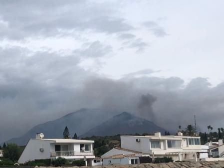 La nube de humo vista desde la playa de Bahía Dorada.