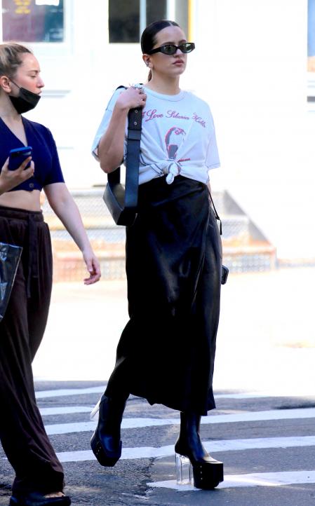 Rosalía con su estilismo casual por las calles de Manhattan