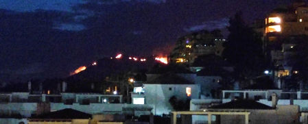 Vista del fuego de Estepona desde la zona de Selwo.
