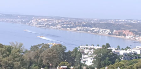Escuadrón de hidroaviones cargando agua para luchar contra el fuego en Estepona. (David Gómez Acin)