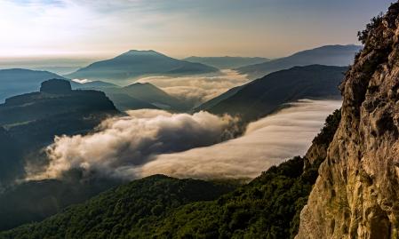 Cascada y ríos de niebla en los abismos de Tavertet.