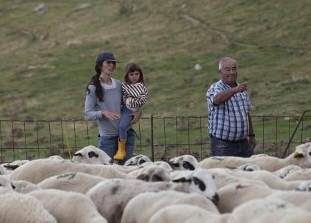 Vanesa Freixa con su hija observando un rebaño de ovejas