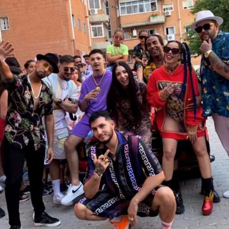 El artista cubano, con Beatriz Luengo y Omar Montes durante la producción de su éxito 'Rakata'.