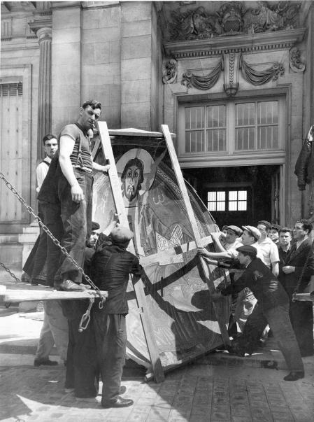 Descarga del ábside de Sant Climent de Taüll en el castillo de Maisons-Laffitte, cerca de París, en junio de 1937.