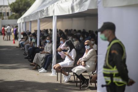 Estudiantes esperando a recibir su vacuna de la Covid, en Rabat.