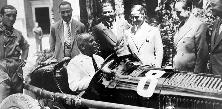 El Racing Team Alfa Romeo, que regresa de un viaje victorioso a Pescara, es recibido en Villa Torlonia por Benito Mussolini. Roma, 19 de agosto de 1932.