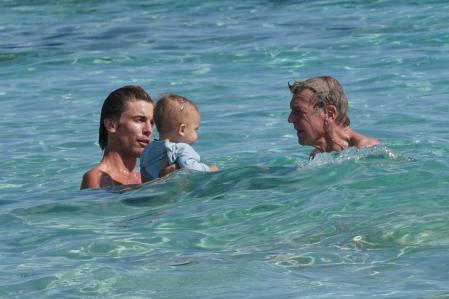 Con su hijo menor, Christian, no hay conflicto: con él su y familia pasó unos días en Ibiza este mes de julio.