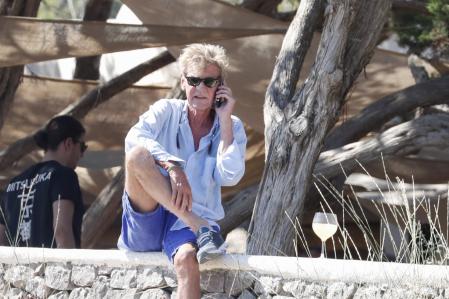 Ernesto de Hannover, a solas.