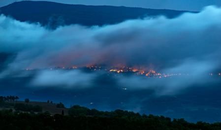 Amanecer entre nieblas y lluvia desde los abismos del Roc LLarg, en Sant Bartomeu del Grau.