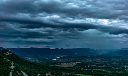 Amanecer entre nieblas y lluvia desde los abismos del Roc LLarg, en Sant Bartomeu del Grau.