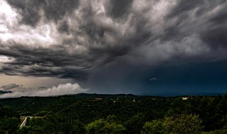 Amanecer entre nieblas y lluvia desde los abismos del Roc LLarg, en Sant Bartomeu del Grau.