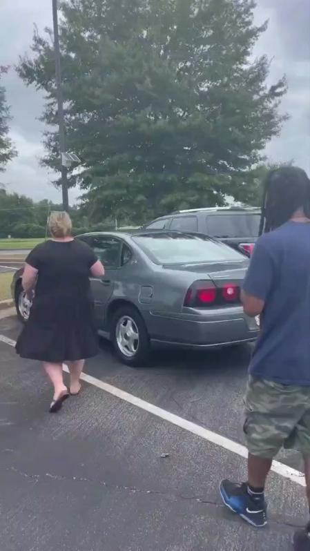 Los empleados del colegio han recaudado dinero y le han comprado un coche al conserje