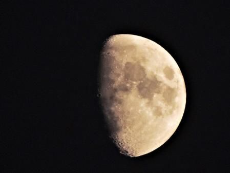 La Luna gibosa creciente vista desde Rota.