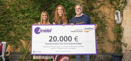 La actriz sostiene el cheque que Faes Farma (a la izquierda, Anna Español, gerente de marketing) dona a la fundación Aladina, que preside Paco Arango, a la derecha.