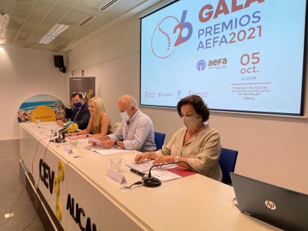 La presidenta de AEFA, Maite Antón (centro) y Carmen Robles, presidente de la Fundación Manuel Peláez, en primer término, anunciaron los premios