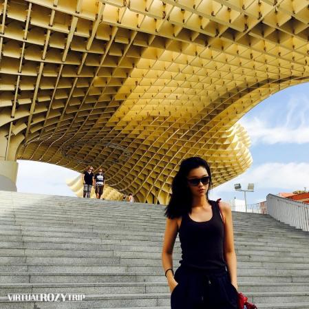 En su Instagram aparece en varios lugares del mundo y cualquiera pensaría que la foto no es real