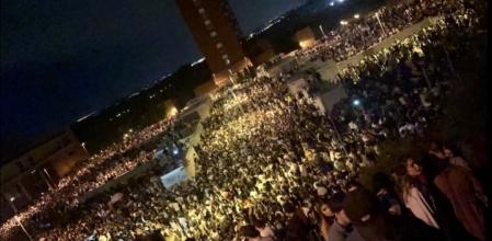 Cerca de 25.000 personas, según fuentes de la Policía Municipal, se han congregado este viernes en un macrobotellón en la Universidad Complutense de Madrid