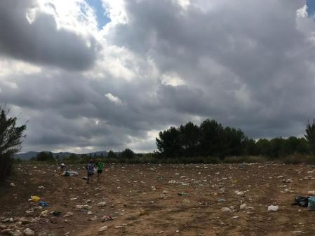 Restos del macrobotellón en la UAB