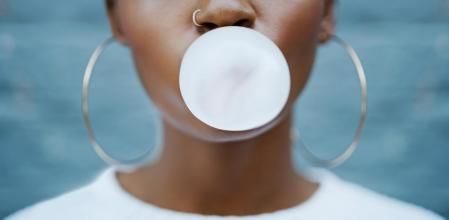 Esta investigación pretende analizar las bacterias de los chicles que quedan pegados en el suelo 