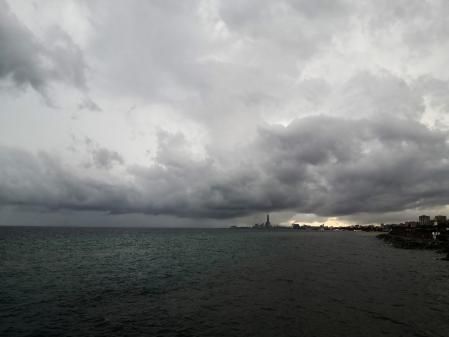 Formación de la tormenta en el mar frente a la costa de Montgat.