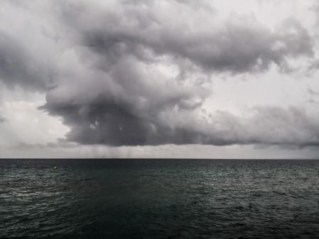 Formación de la tormenta en el mar frente a la costa de Montgat.