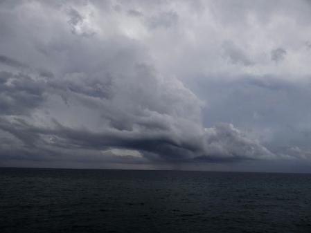 Formación de la tormenta en el mar frente a la costa de Montgat.