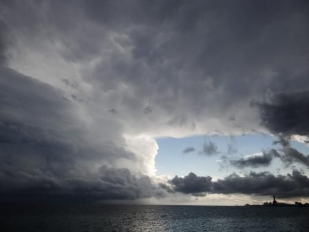 Formación de la tormenta en el mar frente a la costa de Montgat.
