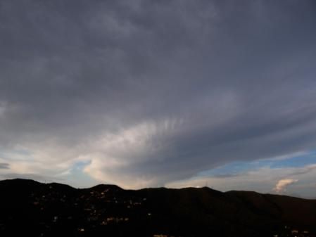 La tormenta se aproxima a la Serralada de Marina.
