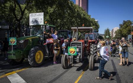 Tractores del sindicato Unió de Pagesos han recorrido las calles durante la marcha