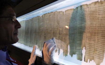 Adolfo Roitman, conservador del Museo de Israel, ante el 'Rollo de Isaías', en exposición en Hong Kong en 2014.