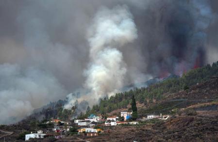 Colada de lava llegando a las casas más cercanas a la erupción volcánica de La Palma