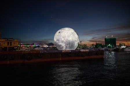 Una luna inflable para celebrar el Festival del Medio Otoño, colocada en una barcaza en Hong Kong